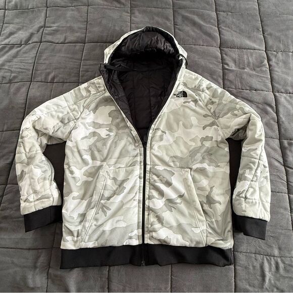 The North Face Men's Reversible Camo and Black Puffer Jacket - Picture 2 of 15